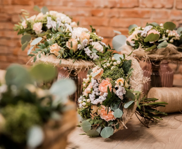 White Daisy & Rose Arrangement